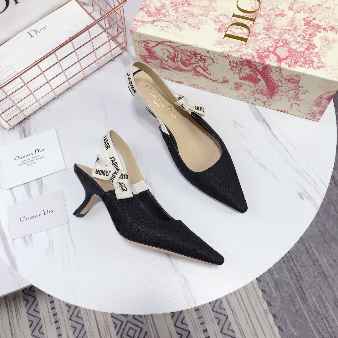 👟👟Ex-factory price 480👟👟 Women's shoes, women's clothing, special material👟👟Ex-factory price 400👠👠✨ ✨ Dior's popular sandals are new🔥 🔥 The same style of the year's most popular Internet celebrities and celebrities💁 💁. The fabric is imported; calf patent leather (special material), the lining and feet are made of calf leather lining🐑. Original molded heel, heel height 10Cm 6.5cm💘 flat bottom 1.5cm, original molded metal outsole with five-pointed star LOGO mark✨. Original bow, 💅 Italian leather outsole. 👄💋 Full set of packaging (clamshell box, cloth bag, card, invoice, one-to-one wrapping paper) 34 40 41 customized